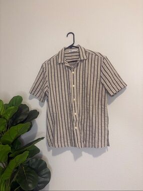 Zara Vertical Stripe Short-Sleeve Button-Up - Beige & Navy textured M